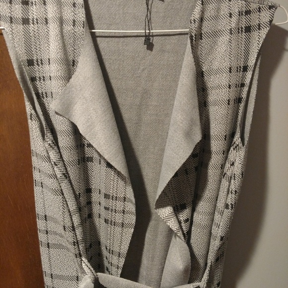 Plaid vest with tie - Picture 3 of 4